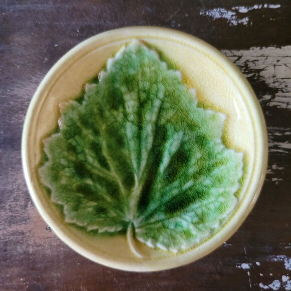 Antique Griffen, Smith & Hill Etruscan c 1880 Majolica Butter Pat - Leaf Design - Picture 1 of 2